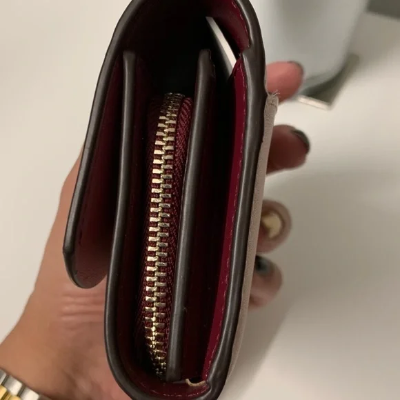 BNWT KATE SPADE ♠️ SCALLOP DESIGN SMOOTH LEATHER COMPACT WALLET PINK- BURGUNDY - Picture 3 of 6